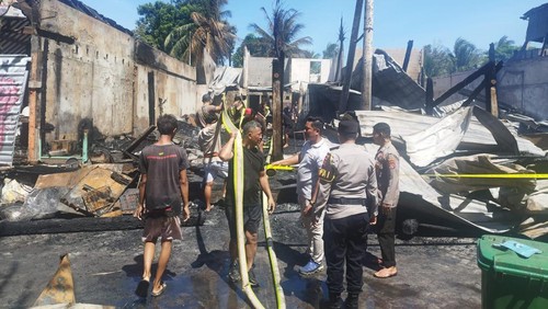 Petugas gabungan bersama warga berjibaku memadamkan api yang membakar sejumlah bangunan di kawasan wisata Gili Trawangan, Lombok Utara, NTB, Kamis (12/3/2026). (Foto: Polres Lombok Utara)
