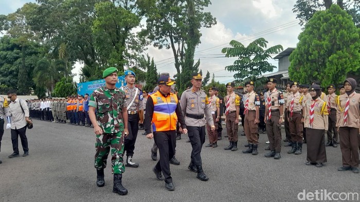 Petugas pengamanan arut mudik di garut