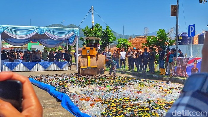 Petugas saat menghancurkan barang bukti miras di Dome Balerame, Soreang, Kabupaten Bandung, Kamis (12/3/2026).