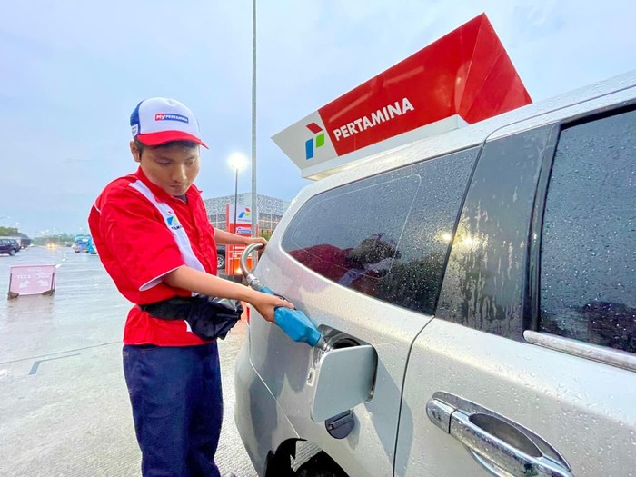Petugas SPBU Pertamina melakukan pengisian BBM pada mobil. (Dok. Pertamina Patra Niaga)