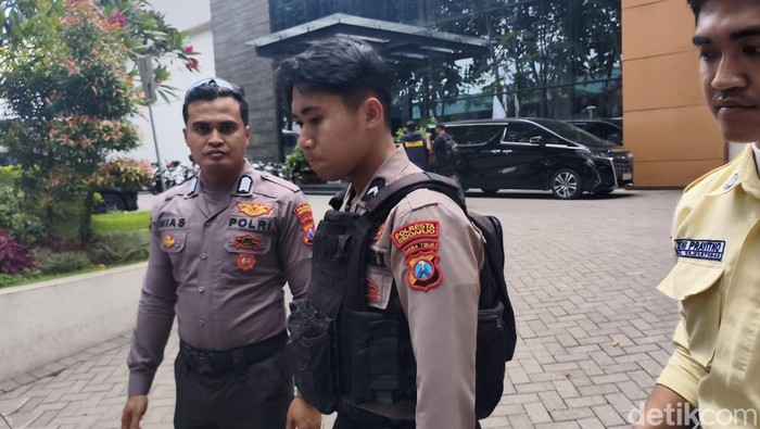 Pintu gerbang pabrik diamankan sejumlah anggota dari Polresta Sidoarjo
