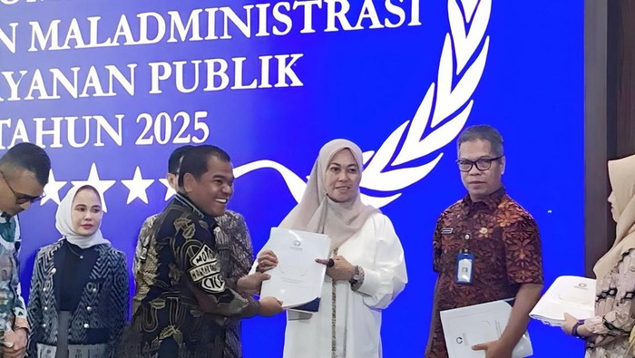 Pj Sekda Bone Andi Tenriawaru saat menerima opini Ombudsman RI di Kota Makassar. Dokumen Istimewa