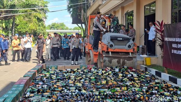 Polda Banten menggelar apel gelar pasukan Operasi Ketupat Maung 2026. (Arief/detikcom)