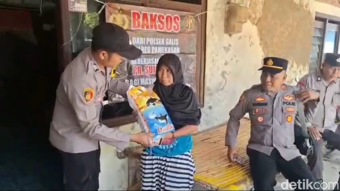 Polisi di Pamekasan berbagi ke warga kurang mampu