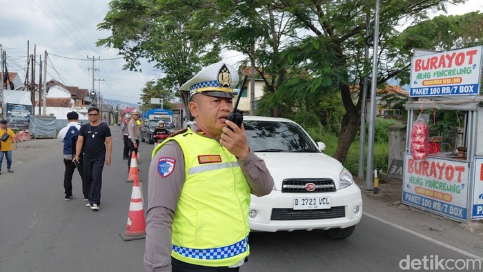Polisi mengamankan jalur arus mudik di kawasan Limbangan, Garut.