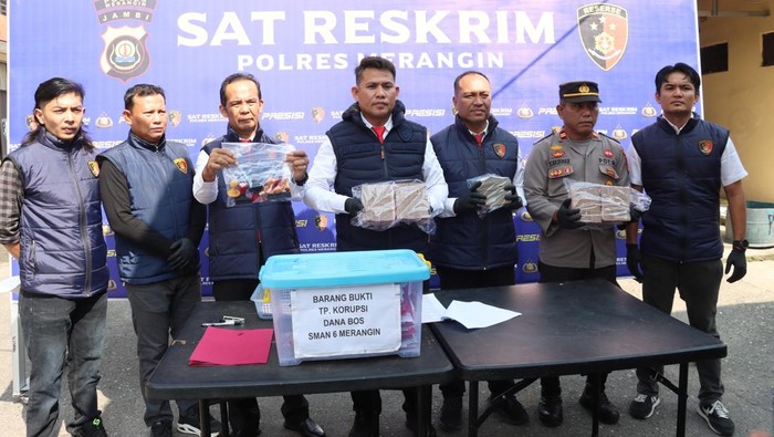 Polisi merilis penanganan kasus korupsi dana BOS di SMAN 6 Merangin, Jambi