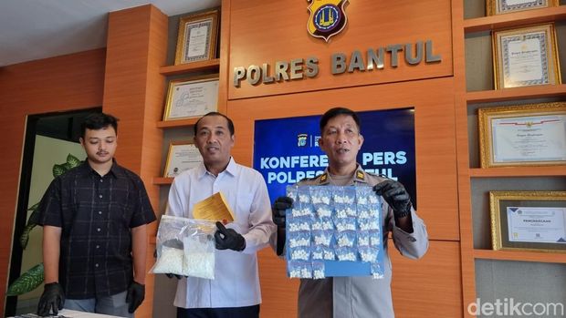 Polres Bantul menunjukkan ribuan butir pil sapi yang disita dari tersangka P alias Aprex (35) asal Sewon, Kamis (12/3/2026). Polres Bantul menunjukkan ribuan butir pil sapi yang disita dari tersangka P alias Aprex (35) asal Sewon, Kamis (12/3/2026).