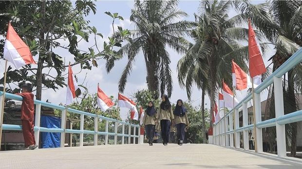 Potret before dan after transisi Jembatan Merah Putih Presisi di Kampar, Riau yang akan diresmikan oleh Kapolri, Kamis (12/3/2026).