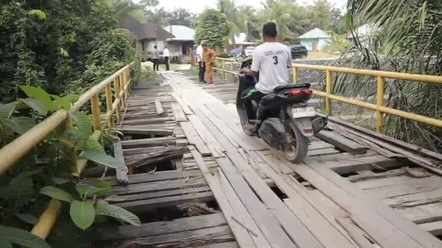 Potret before dan after transisi Jembatan Merah Putih Presisi di Kampar, Riau yang akan diresmikan oleh Kapolri, Kamis (12/3/2026).