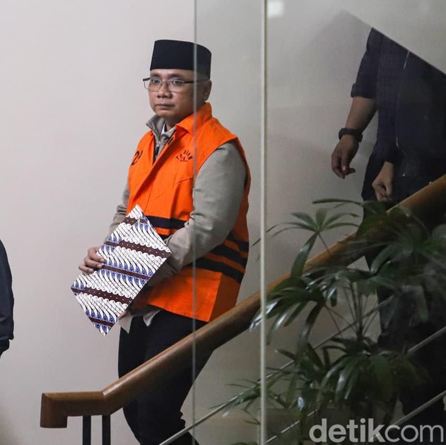 Potret Eks Menag Yaqut Cholil Berompi Oranye, Tutupi Borgol dengan Map