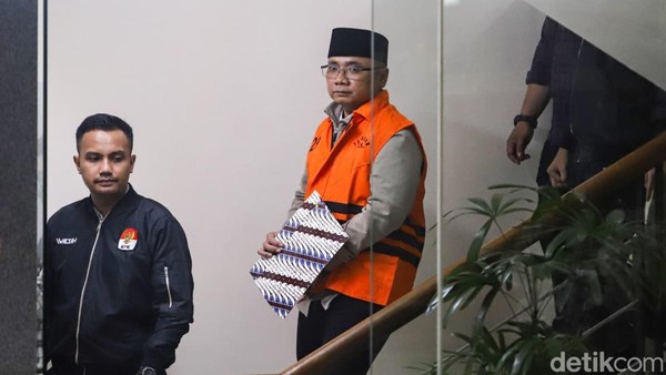 Potret Eks Menag Yaqut Cholil Berompi Oranye, Tutupi Borgol dengan Map
