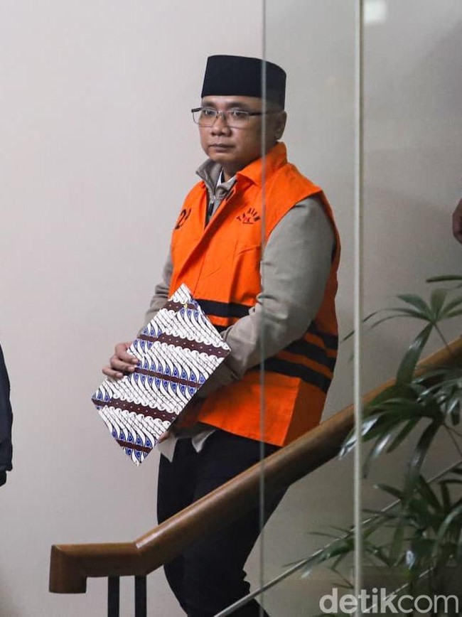 Potret Eks Menag Yaqut Cholil Berompi Oranye, Tutupi Borgol dengan Map