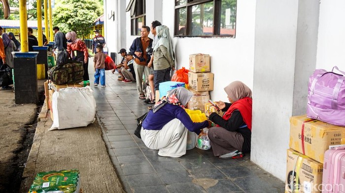 Suasana area keberangkatan di Terminal Jatijajar terlihat lengang, Kamis (12/3/2026), dengan aktivitas bus AKAP yang masih berjalan normal.