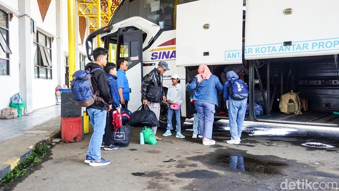Suasana area keberangkatan di Terminal Jatijajar terlihat lengang, Kamis (12/3/2026), dengan aktivitas bus AKAP yang masih berjalan normal.