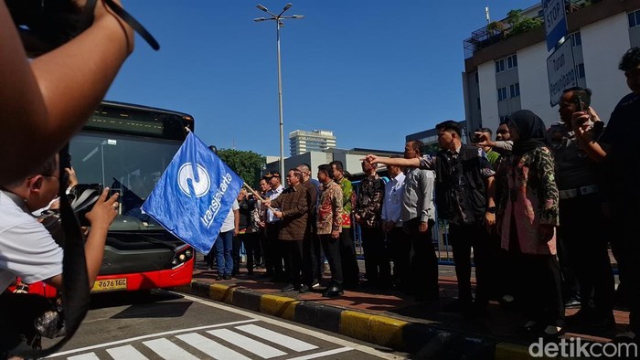 Pramono meresmikan Transjabodetabek rute Blok M-Bandara Soetta. (Belia/detikcom)