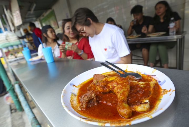 Pria Nonmuslim Minta Izin Makan.