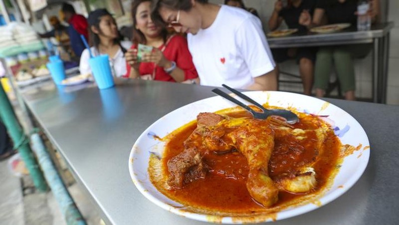 Respect! Pria Nonmuslim Minta Izin Makan 15 Menit Sebelum Waktu Buka