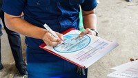 Petugas memberikan stiker tanda kendaraan laik jalan, selain itu petugas juga memberikan imbauan kepada pengemudi bus agar tetap berhati-hati dan menjaga emosi selama perjalanan mudik. 