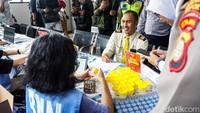Tes kesehatan bagi pengemudi dilakukan untuk memastikan kondisi fisik tetap prima saat membawa penumpang jarak jauh. 