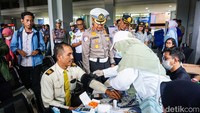 Pengemudi bus mengikuti pemeriksaan kesehatan seperti pengecekan tekanan darah sebelum mengoperasikan kendaraan. 
