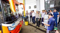 Petugas memeriksa keseluruhan kendaraan sebagai bagian dari prosedur ramp check armada bus. 