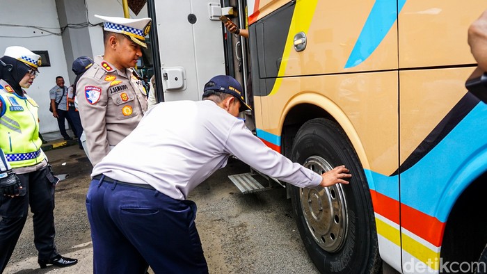 Petugas gabungan memeriksa armada bus saat ramp check di Terminal Jatijajar, Kamis (12/3/2026), menjelang arus mudik Lebaran.