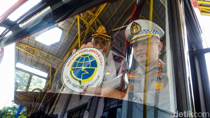 Petugas gabungan memeriksa armada bus saat ramp check di Terminal Jatijajar, Kamis (12/3/2026), menjelang arus mudik Lebaran.