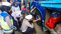 Petugas gabungan memeriksa armada bus saat ramp check di Terminal Jatijajar, Kamis (12/3/2026), menjelang arus mudik Lebaran.