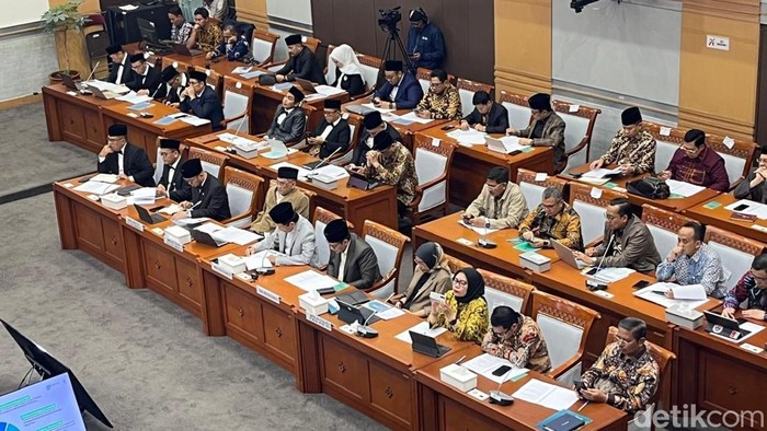 Komisi VIII DPR menggelar rapat kerja bersama Kementerian Agama, Kementerian Haji dan Umrah, serta KemenPAN-RB, di Kompleks Parlemen, Senayan, Jakarta, Kamis (12/3/2026).