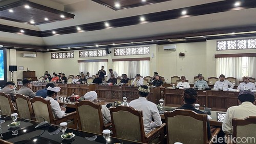 Rapat koordinasi pengamanan dan ketertiban menjelang Hari Raya Nyepi dan Idul Fitri di DPRD Bali, Kamis (12/3/2026).