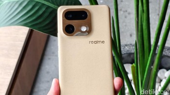 Pilihan material bio-based organic silicone yang berasal dari sumber nabati memberikan sentuhan lembut seperti kulit, namun tetap breathable, higienis, anti noda, dan tahan lama. Sebuah langkah maju yang tidak hanya meningkatkan kenyamanan, tetapi juga membawa nilai keberlanjutan pada smartphone modern. Foto: Adi FR/detikINET