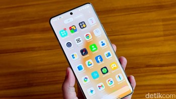 Realme 16 Pro+ 5G menawarkan display AMOLED melengkung berukuran 6,8 inch dengan resolusi 1280 x 2800 pixel. Layar ini mendukung refresh rate hingga 144Hz, tingkat kecerahan puncak hingga 6.500 nits, dan warna 10-bit. Foto: Adi FR/detikINET