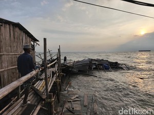 Nelangsa Sokhib Sepekan Ngungsi Usai Rumahnya Hancur Dihantam Tongkang
