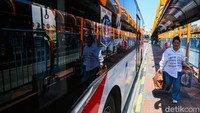 Penumpang bersiap menaiki bus Transjakarta jurusan Blok M–Bandara Soekarno-Hatta di Halte Blok M, Jakarta, Kamis (12/3/2026).  