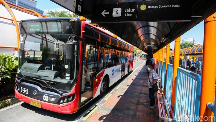 Penumpang menunggu keberangkatan bus Transjakarta jurusan Blok M–Bandara Soekarno-Hatta di Halte Blok M, Jakarta, Kamis (12/3/2026).