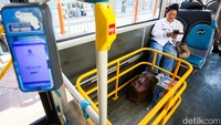 Berbeda dari layanan Transjakarta lainnya, bus ini dilengkapi ruang khusus untuk menyimpan koper penumpang.  