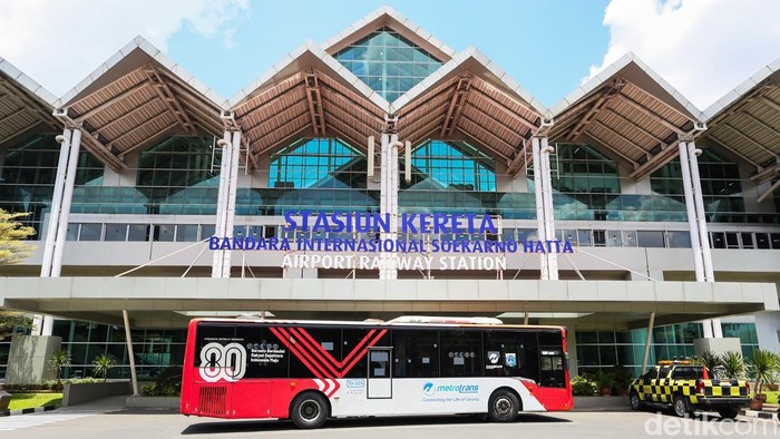 Penumpang menunggu keberangkatan bus Transjakarta jurusan Blok M–Bandara Soekarno-Hatta di Halte Blok M, Jakarta, Kamis (12/3/2026).