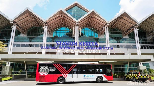 Penumpang menunggu keberangkatan bus Transjakarta jurusan Blok M–Bandara Soekarno-Hatta di Halte Blok M, Jakarta, Kamis (12/3/2026).