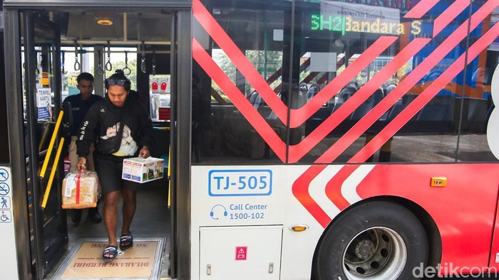 Penumpang menunggu keberangkatan bus Transjakarta jurusan Blok M–Bandara Soekarno-Hatta di Halte Blok M, Jakarta, Kamis (12/3/2026).
