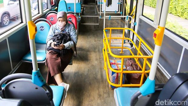 Penumpang menunggu keberangkatan bus Transjakarta jurusan Blok M–Bandara Soekarno-Hatta di Halte Blok M, Jakarta, Kamis (12/3/2026).