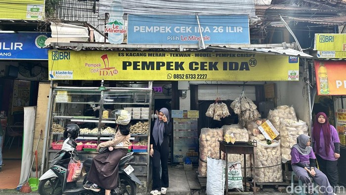 Salah satu kedai pempek di Sentra Kampung Pempek 26 Ilir Palembang