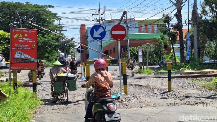 Salah satu perlintasan KA tidak berpalang pintu yang masih ada di Lamongan.