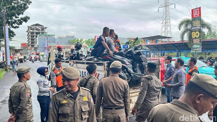 Sejumlah motor parkir liar di Jalan Boulevard Makassar diangkut petugas.