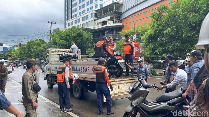 Sejumlah motor yang parkir liar di Jalan Boulevard Makassar ditertibkan.