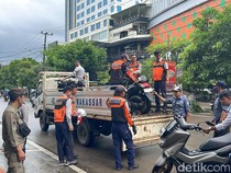 Motor-Mobil Parkir Liar di Badan Jalan Boulevard Makassar Diangkut-Digembok