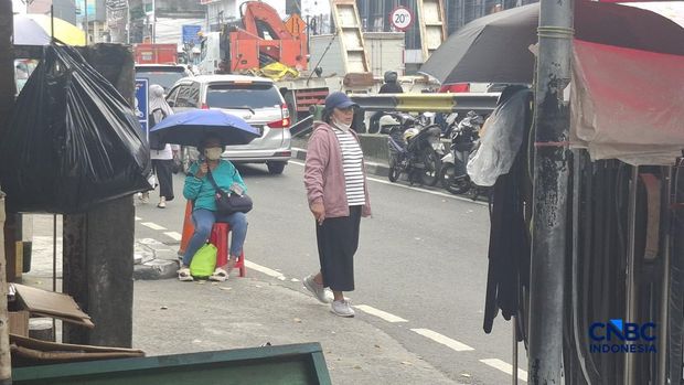 Sejumlah orang menawarkan pecahan uang jelang perayaan Idul Fitri di kawasan Kota Tua dan Pasar Asemka, Jakarta Utara, Kamis (12/3/2026). (CNBC Indonesia/Chandra Dwi Pranata)
