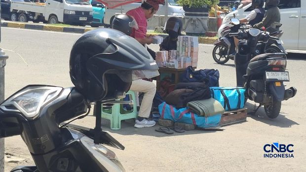 Sejumlah orang menawarkan pecahan uang jelang perayaan Idul Fitri di kawasan Kota Tua dan Pasar Asemka, Jakarta Utara, Kamis (12/3/2026). (CNBC Indonesia/Chandra Dwi Pranata)