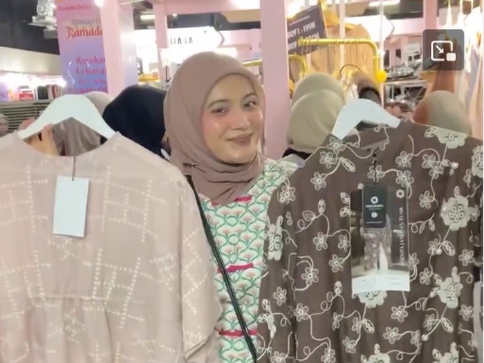 Serbu bazar hijab dan busana muslim GlamLocal Ramadan di Grand Metropolitan Bekasi sampai 15 Maret! Ada 65+ brand lokal, diskon 50%, koleksi serba Rp 99 Ribu, hingga undian motor. Yuk berburu outfit Lebaran!