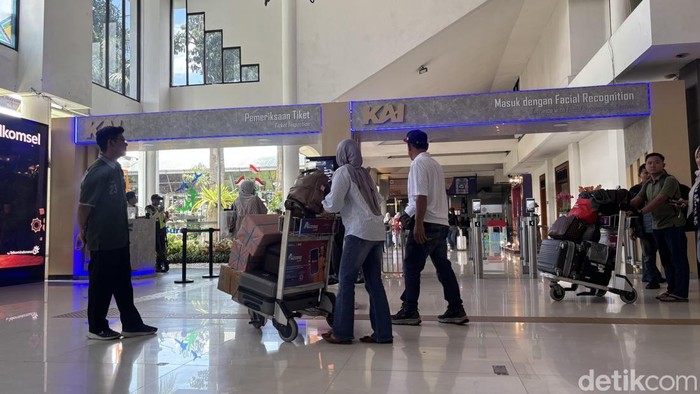 Situasi Stasiun Surabaya Gubeng menjelang Lebaran