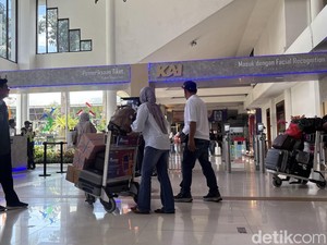 Mudik Lebih Awal, Ribuan Penumpang Berangkat dari Stasiun Gubeng